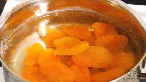 Курица, под абрикосовым соусом с миндалем